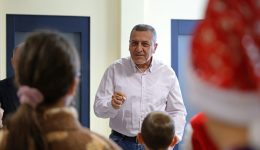 o-kouretas-akouse-kalanta-apo