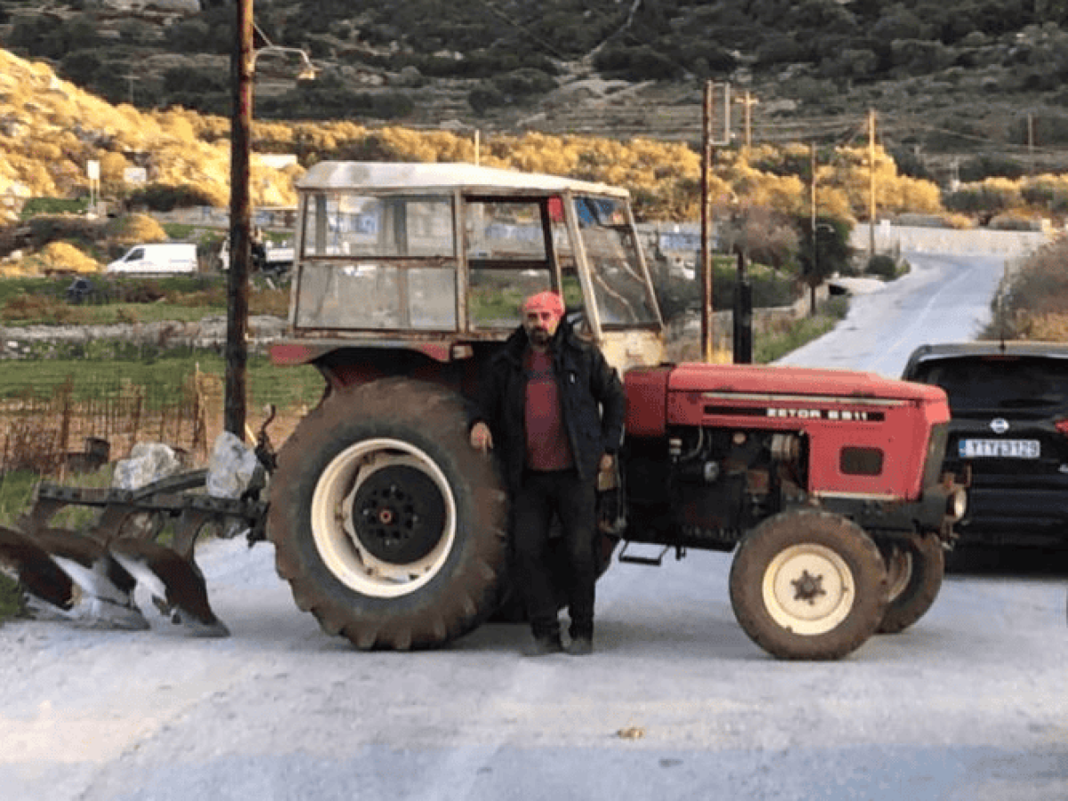 Ο μοναδικός αγρότης με τρακτέρ στην Αμοργό έστησε μπλόκο στην Αιγιάλη