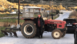 o-monadikos-agrotis-me-trakter