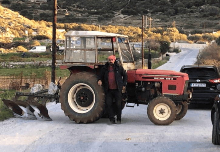 o-monadikos-agrotis-me-trakter