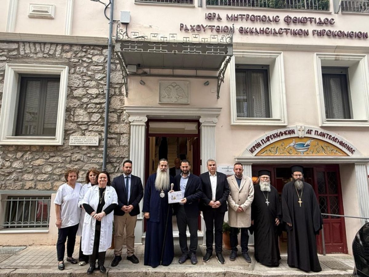 Ο Περιφερειάρχης Φάνης Σπανός  κοντά στους φιλοξενούμενους κοινωνικών δομών της Στερεάς Ελλάδας