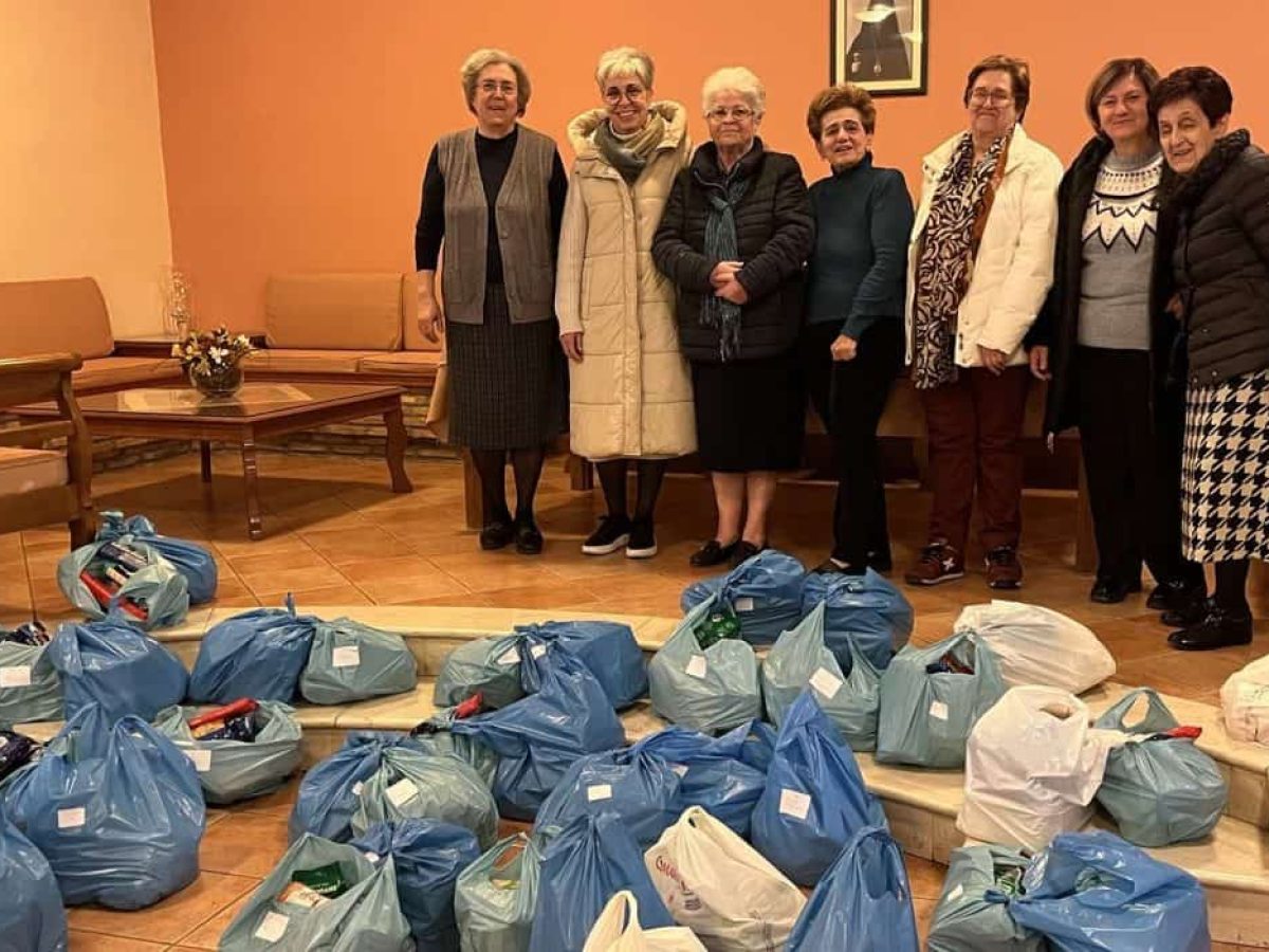 Ο Σύνδεσμος Αγάπης του Ι.Ν. Αγ. Παρασκευής Ναυπάκτου πρόσφερε εορταστικά δέματα