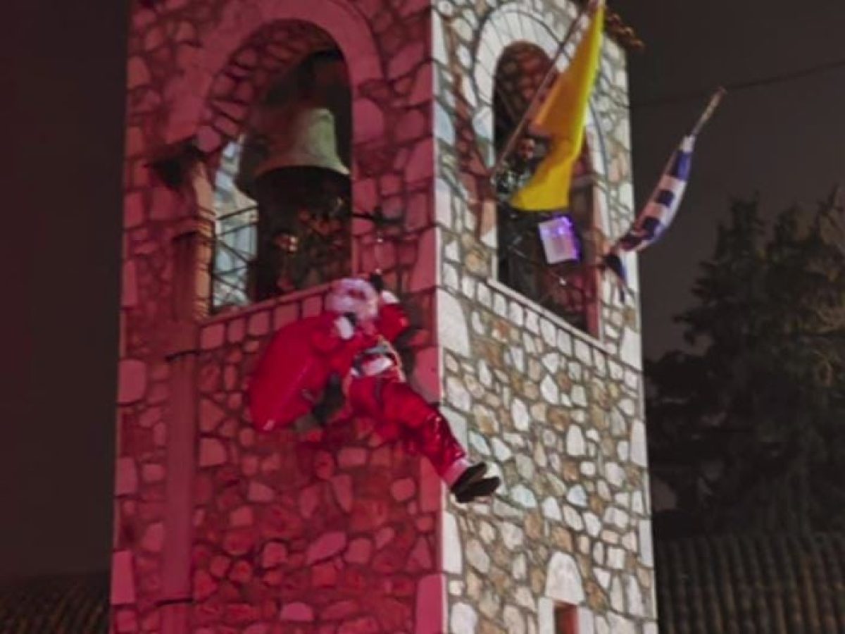 Ο Άγιος Βασίλης εμφανίστηκε στο Καλέντζι από την καμινάδα της Εκκλησίας και μοίρασε δώρα στα παιδιά!