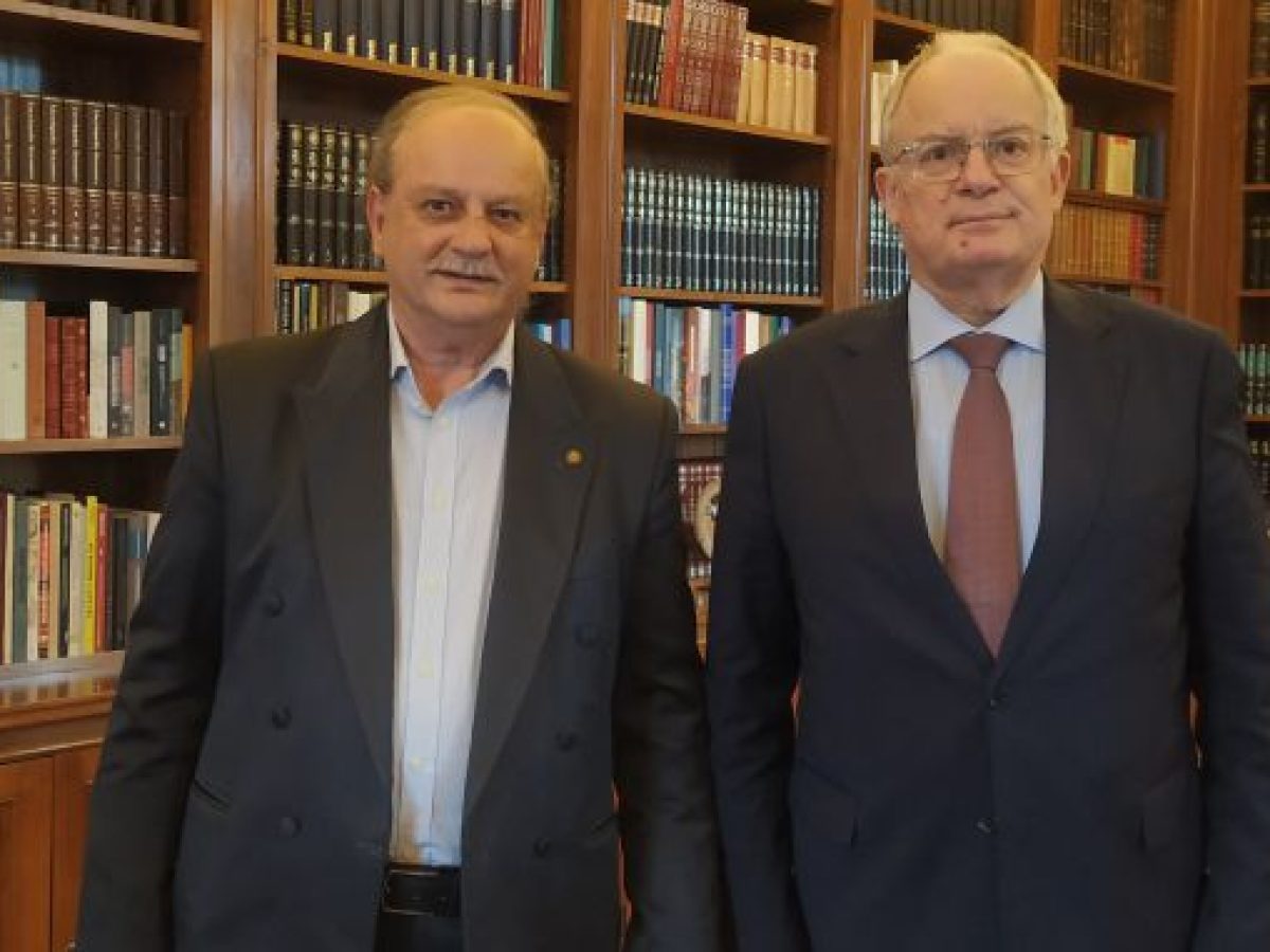 Ο Αρκάς Γιώργος Παναγιωτακόπουλος στον Πρόεδρο της Δημοκρατίας, μαζί με τον Παγκόσμιο Πρωταθλητή Κολύμβησης, Χαράλαμπο Ταϊγανίδη