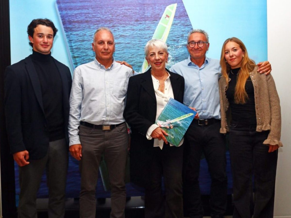 Όταν οι γενιές του ελληνικού windsurfing συναντήθηκαν: Η παρουσίαση του βιβλίου του Θάνου Σάκκα στη Γλυφάδα