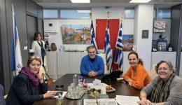 pallini-ena-steki-gia-ti