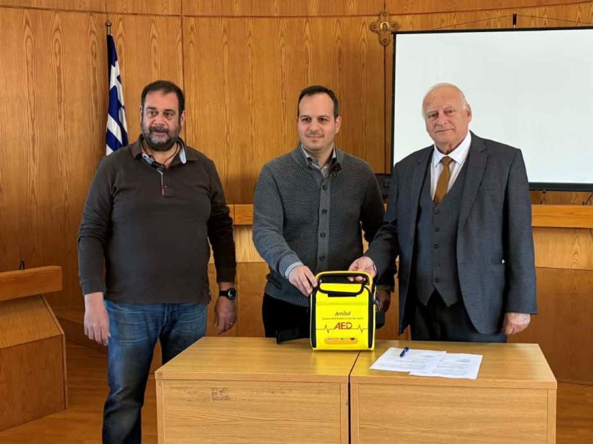 Παράδοση απινιδωτών από την Περιφερειακή Ενότητα Χίου