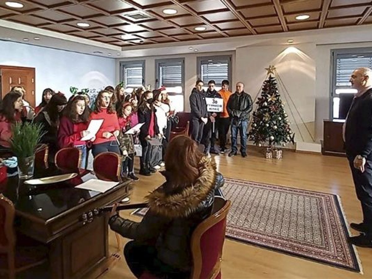 Παραδοσιακά κάλαντα Χριστουγέννων στον Αντιπεριφερειάρχη Ανδρέα Βεργίδη