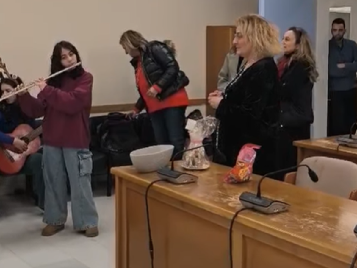 Παραδοσιακά κάλαντα στο Δημαρχείο από  μαθητές και οι μαθήτριες του Γυμνασίου Νέας Πεντέλης