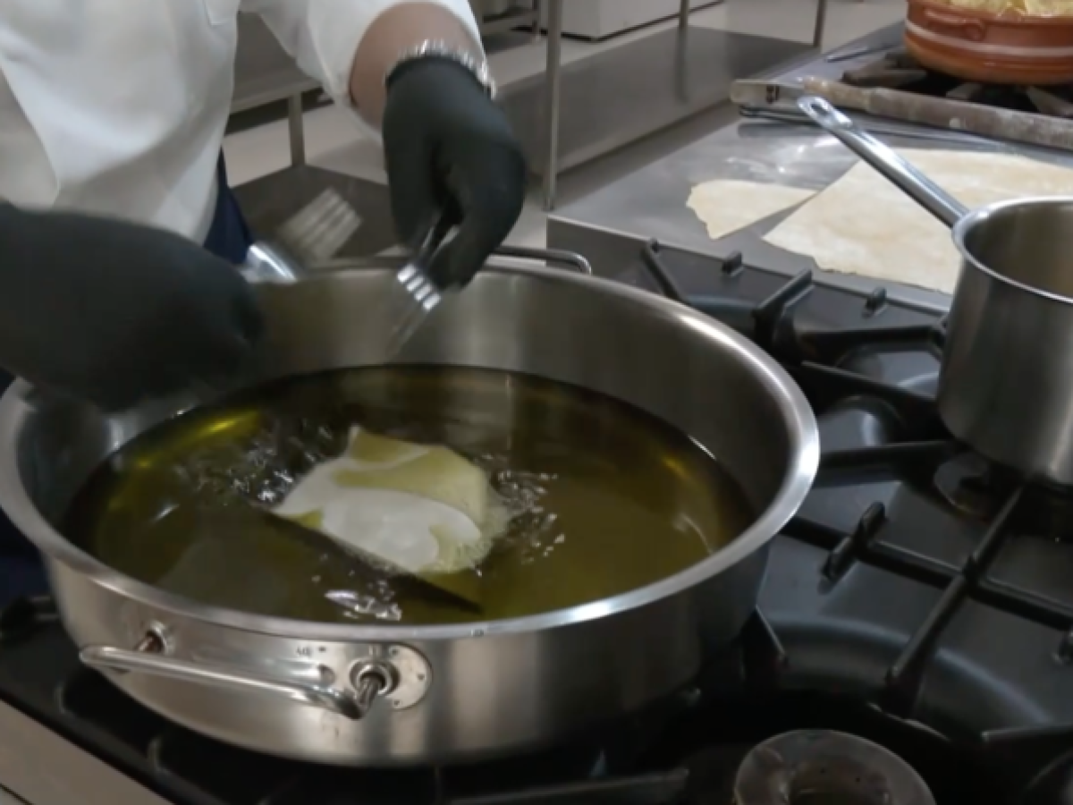 Παραδοσιακές δίπλες Μεσσηνίας για να “διπλώσει” η χαρά: Μια ιστορία που χάνεται πίσω στον χρόνο