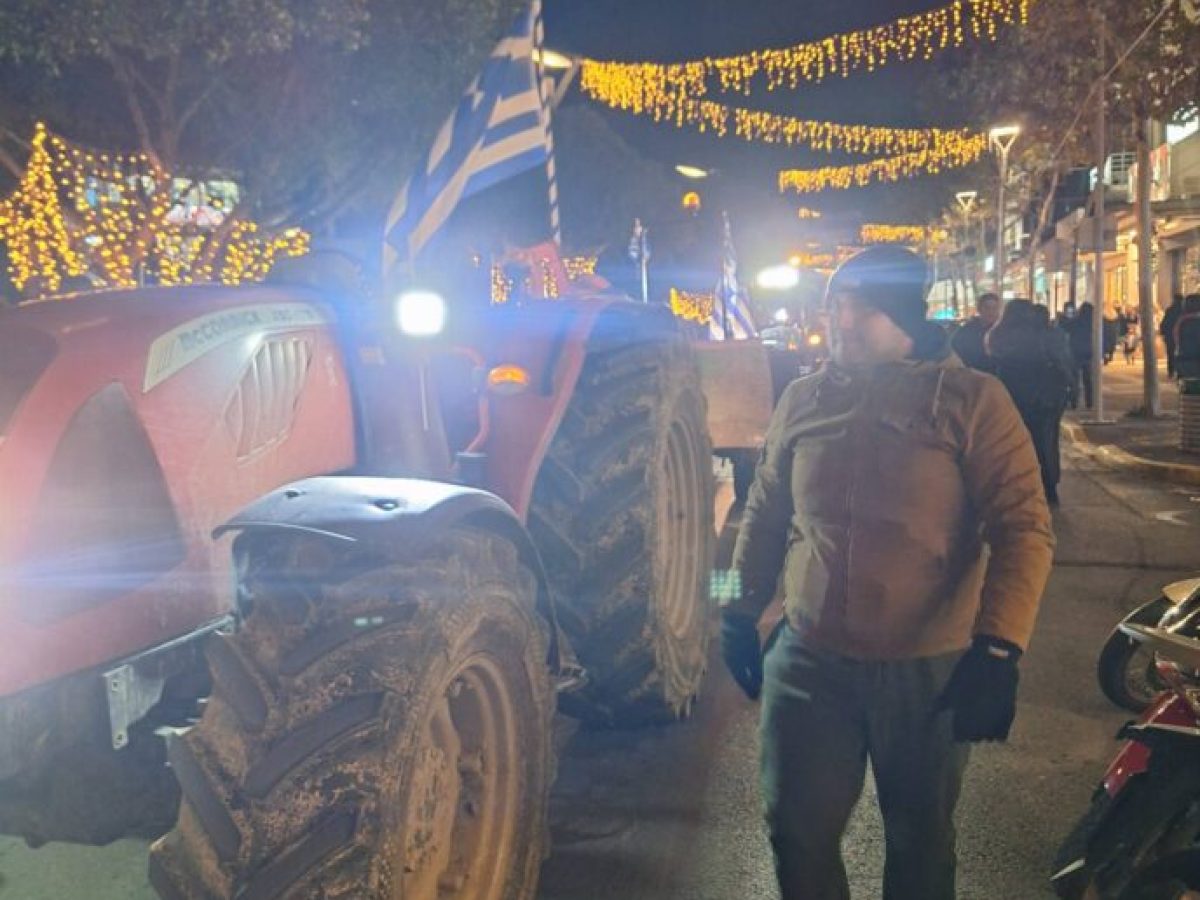 Παρέλαση τρακτέρ στο κέντρο της Καλαμάτας-Μοίρασαν μπουκάλια ελαιόλαδο στον κόσμο