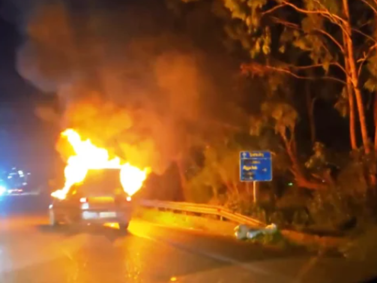 Πάτρα: Αυτοκίνητο τυλίχτηκε στις φλόγες – Πρόλαβε και βγήκε ο οδηγός (ΦΩΤΟ)