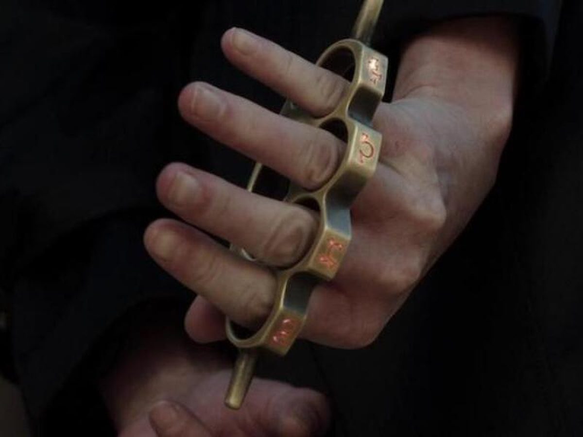 Πάτρα: Πιάστηκε να κυκλοφορεί με σιδερογροθιά