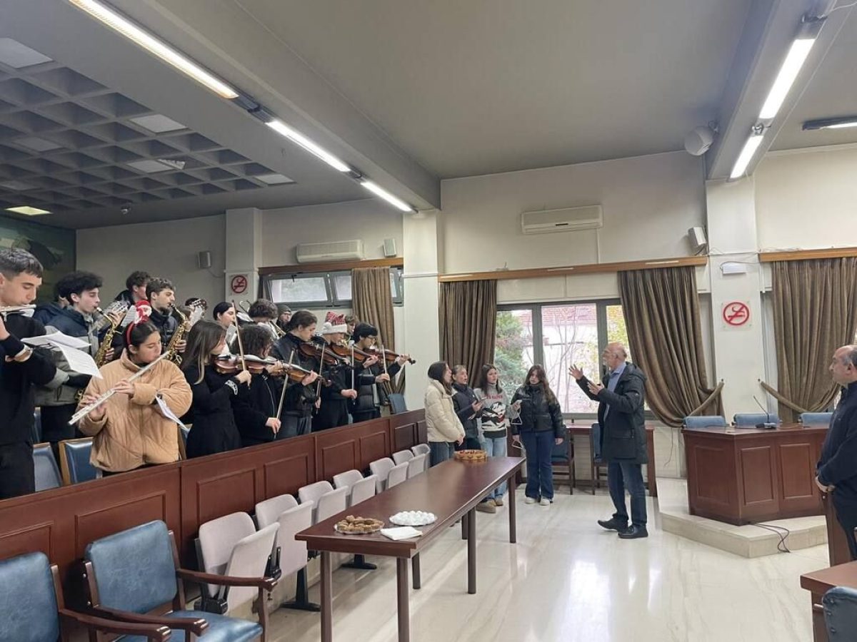 Παιδικές και εφηβικές φωνές έψαλλαν τα κάλαντα στον Δήμαρχο Τρικκαίων