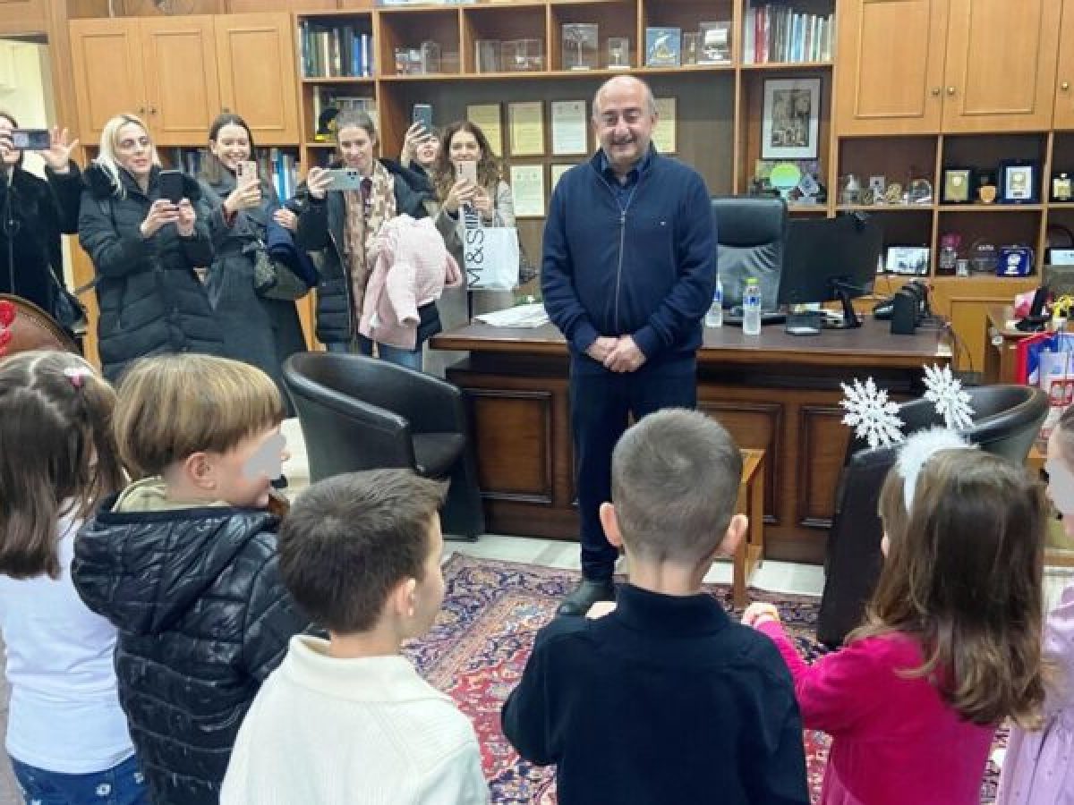 Παιδικές και εφηβικές φωνές έψαλλαν τα κάλαντα στον Δήμαρχο Τρικκαίων