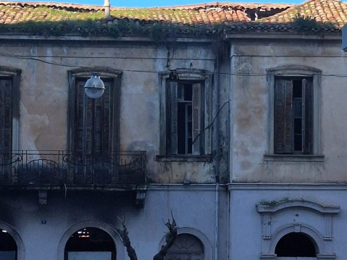 ΠΥΡΓΟΣ: Καταρρέει το ιστορικό κτίριο του ΣΠΚ – Έπεσε η σκεπή του (φωτο)