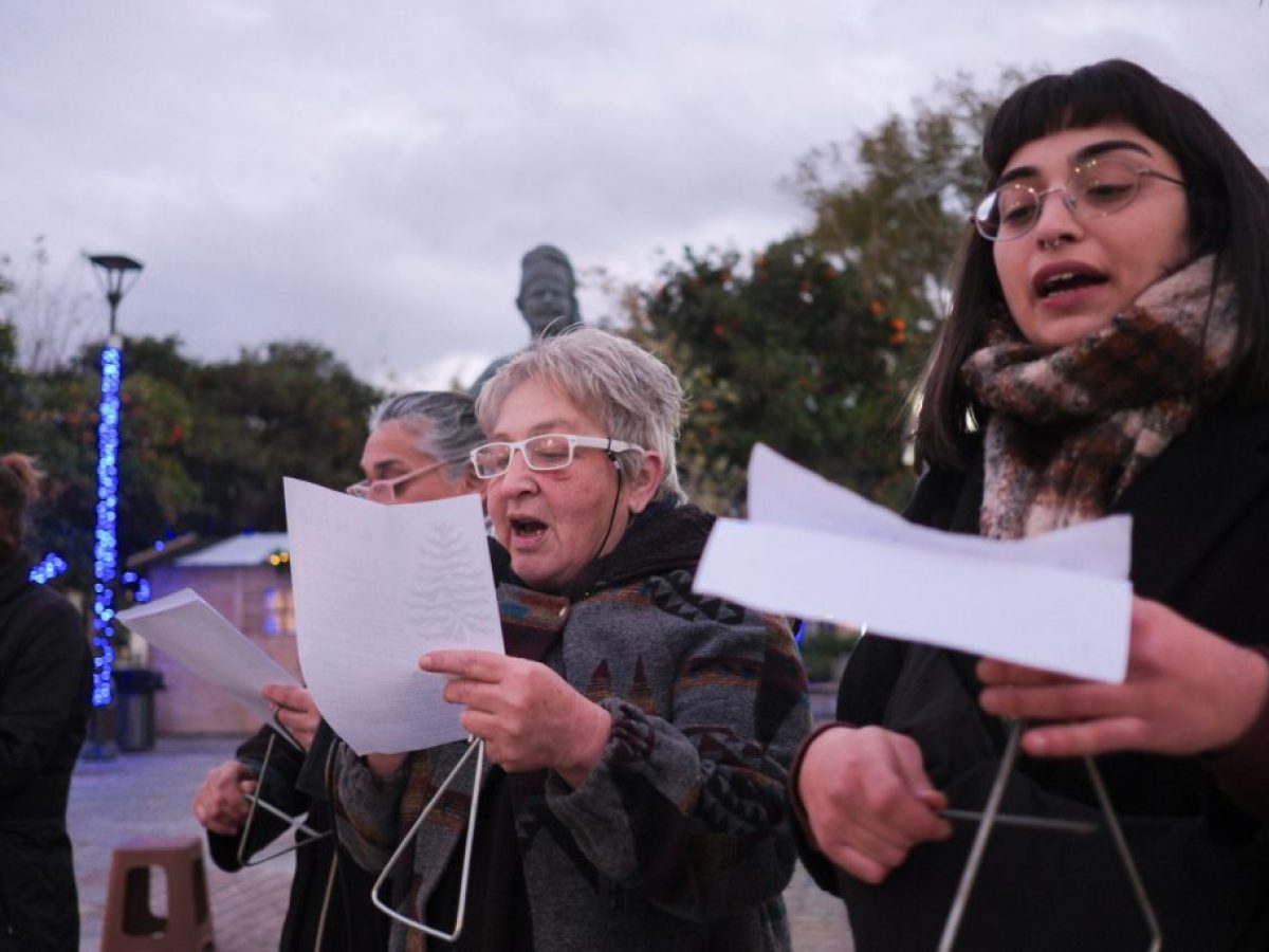 «Πίσω από τα λαμπιόνια κρύβεται η αθλιότητα»: «Κάλαντα» οργής κατά των πλειστηριασμών – Διαμαρτυρία από τα Μεγάλα Χωράφια έως το κέντρο της πόλης