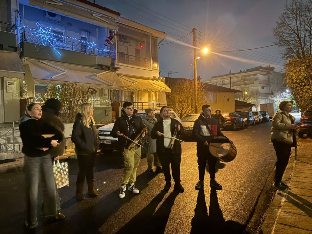 Ποντιακά κάλαντα ήχησαν στα στενά της Θέρμης (PHOTO+VIDEO)