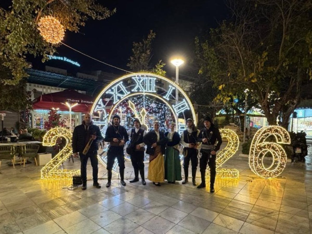 Ποντιακά κάλαντα στη στολισμένη αγορά του Χαλανδρίου από τον «Ακρίτα»