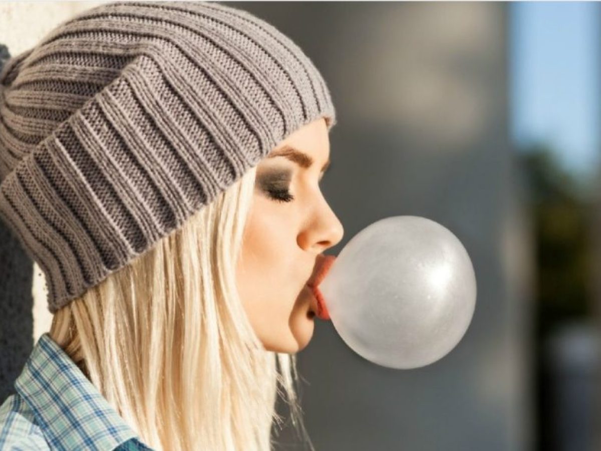 Πώς να Αφαιρέσετε Τσίχλα από Κάθε Έπιπλο με Υλικά που Έχετε Ήδη στο Σπίτι