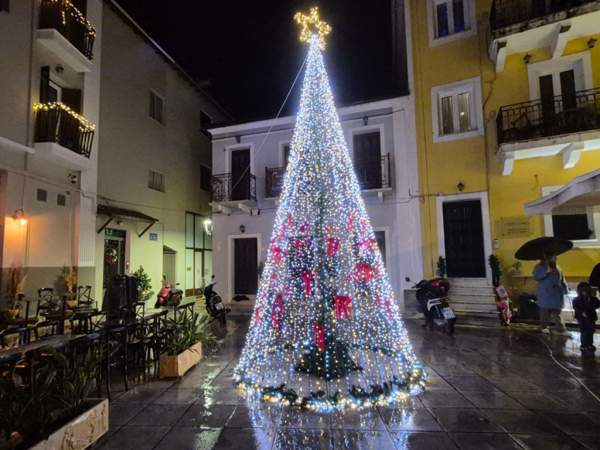 Πραγματοποιήθηκε το Άναμμα του Χριστουγεννιάτικου Δέντρου στην Πλατεία Αγίου Δημητρίου.Βίντεο