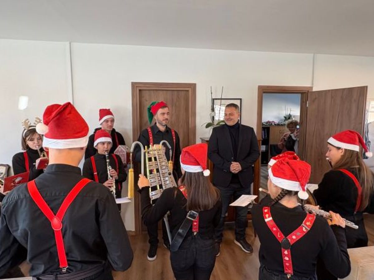 Πρωτοχρονιάτικα κάλαντα από τη Φιλαρμονική «Ιωσήφ Ρωγών» στο Δημαρχείο Μεσολογγίου