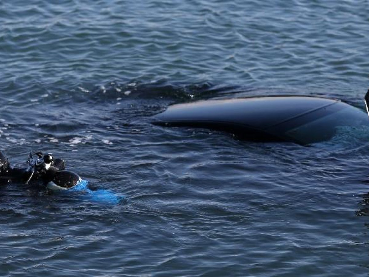 Πτώση οχήματος στη θάλασσα στην Πάρο