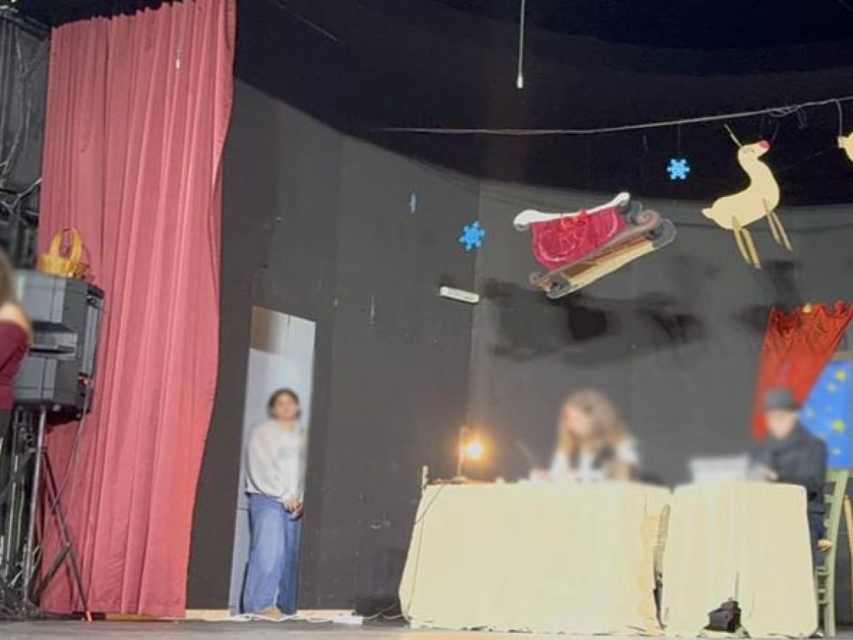 Ραφήνα: Χριστουγεννιάτικη θεατρική παράσταση στο 1ο Γυμνάσιο – «Η Ιστορία του Σκρουτζ» γέμισε το σχολείο μηνύματα ανθρωπιάς