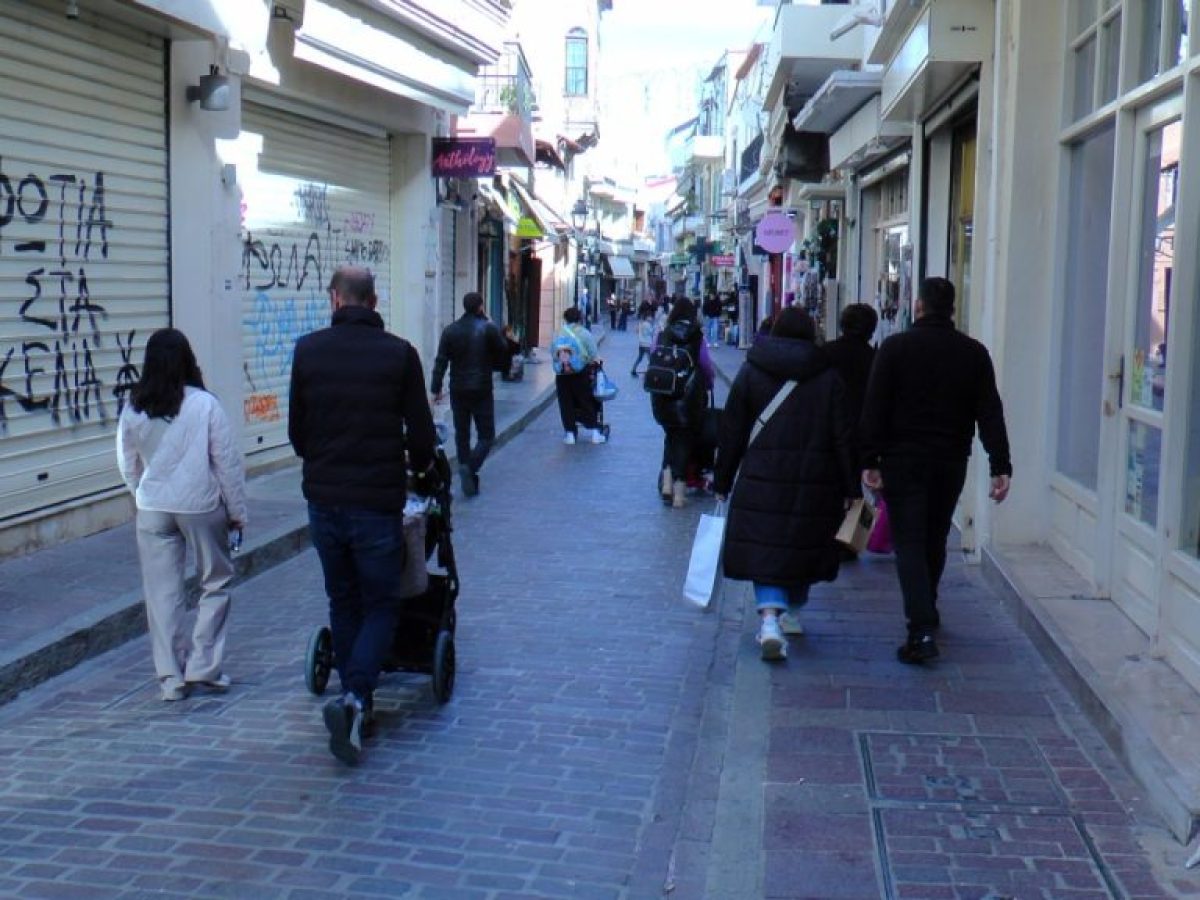 Ρέθυμνο: «Κυνήγι» προσφορών για επιλογές οικονομικών δώρων – Κορυφώνεται η κίνηση στην αγορά (Φωτογραφίες)