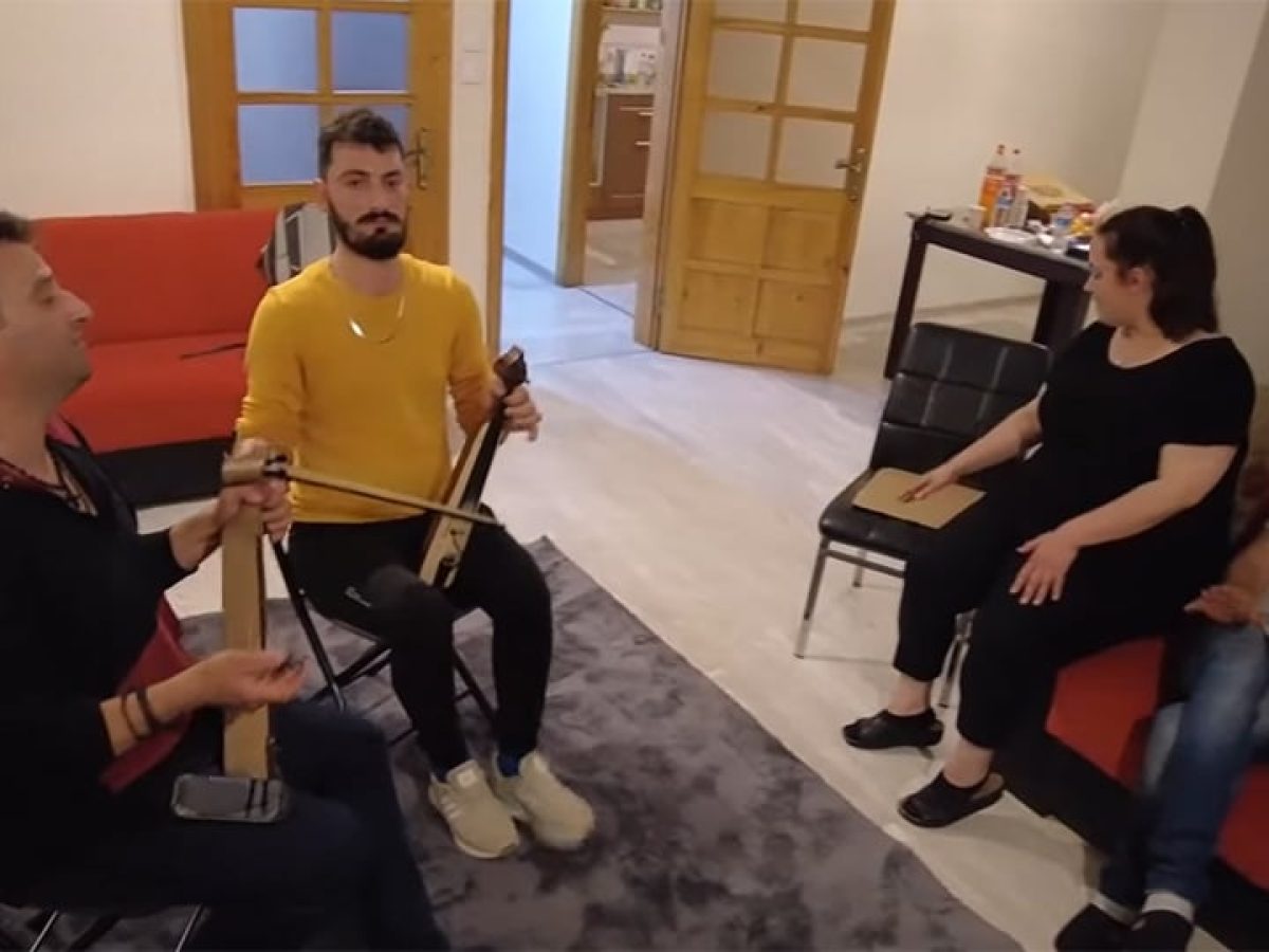 &Rho;&omega;&mu;&alpha;ί&iota;&kappa;&alpha; &tau;&rho;&alpha;&gamma;&omega;&delta;ί&alpha;&sigmaf; &lsquo;&sigmaf; &sigma;&eta;&nu; &Tau;&rho;&alpha;&pi;&epsilon;&zeta;&omicron;ύ&nu;&tau;&alpha;&nu; &ndash; &Omicron;&iota; &lambda;ύ&rho;&epsilon;&sigmaf; &pi;&alpha;ί&rho;&nu;&omicron;&upsilon;&nu; &phi;&omega;&tau;&iota;ά &sigma;&tau;&omicron; &pi;&alpha;&rho;&alpha;&kappa;ά&theta;&rsquo;