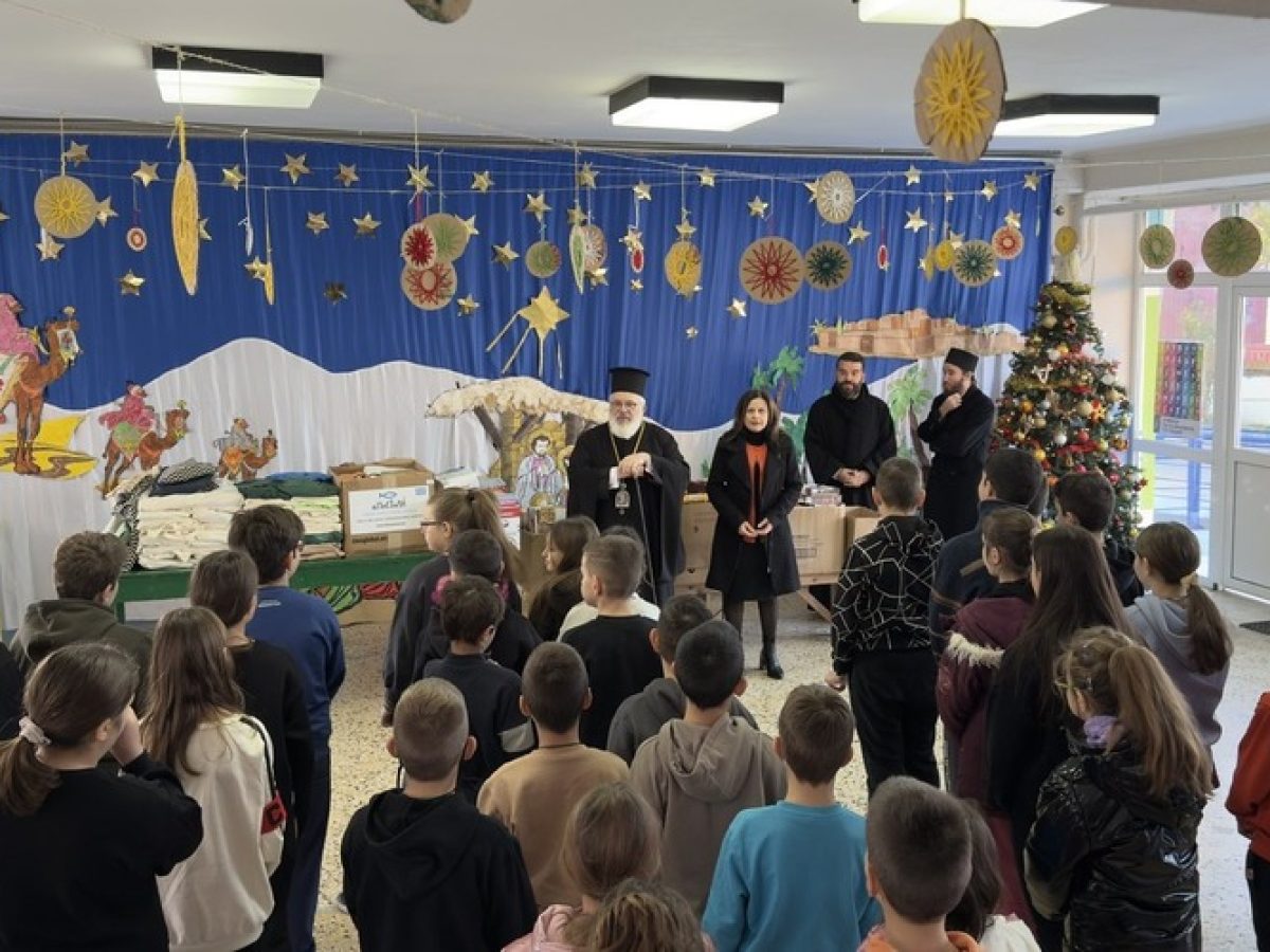 Σχολικά είδη ως Χριστουγεννιάτικα δώρα απ’ τον Μητροπολίτη κ.Δαμασκηνό σε μαθητές σχολείων