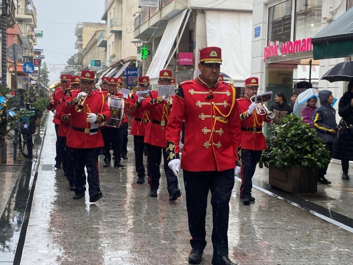 Σε εορταστικό κλίμα η Τρίπολη παρά τη νεροποντή