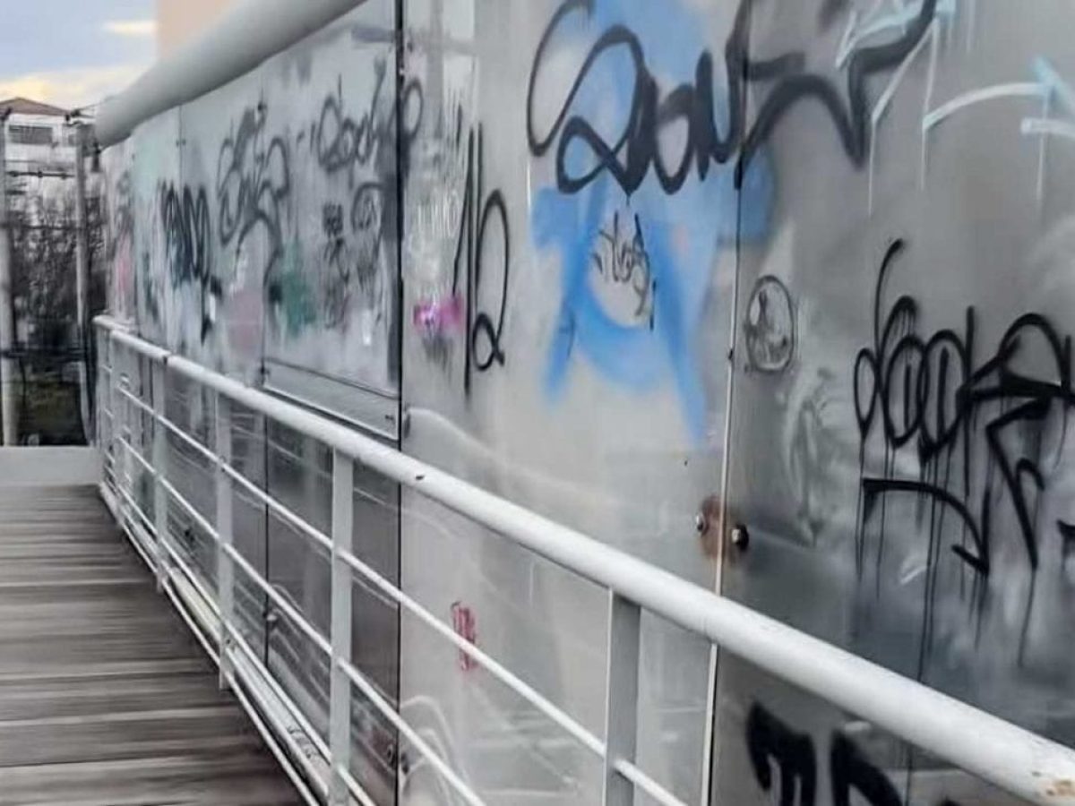 Σε κατάσταση εγκατάλειψης πεζογέφυρα στο Μαρούσι – Παρέμβαση Θανάση Βλαχοπιώτη