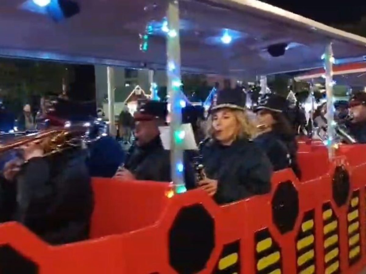 “Σφύριξε” χριστουγεννιάτικα το τρενάκι με επιβάτες τους μουσικούς της Δημοτικής Φιλαρμονικής Καλαμάτας