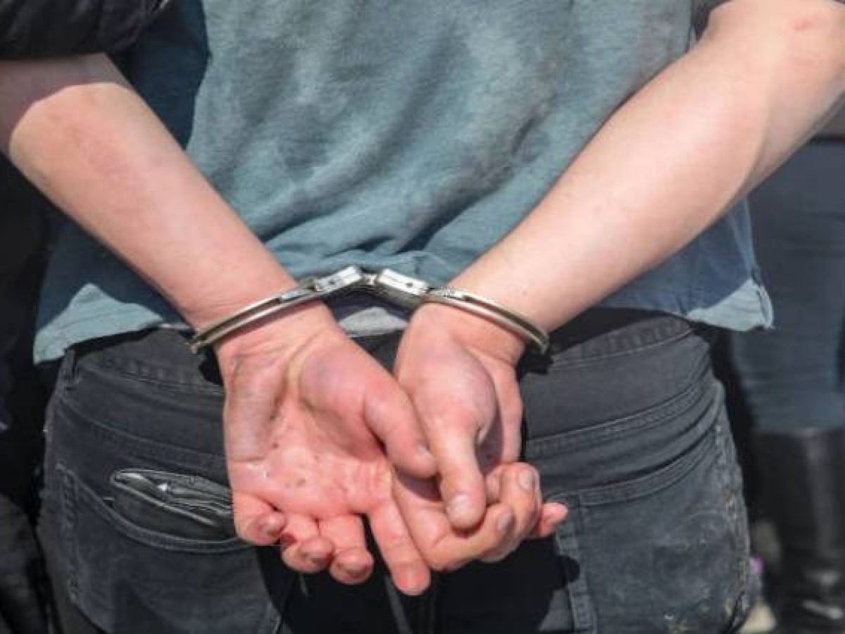 Σύλληψη για απείθεια, επικίνδυνη οδήγηση, εξύβριση και παράβαση της νομοθεσίας περί ναρκωτικών