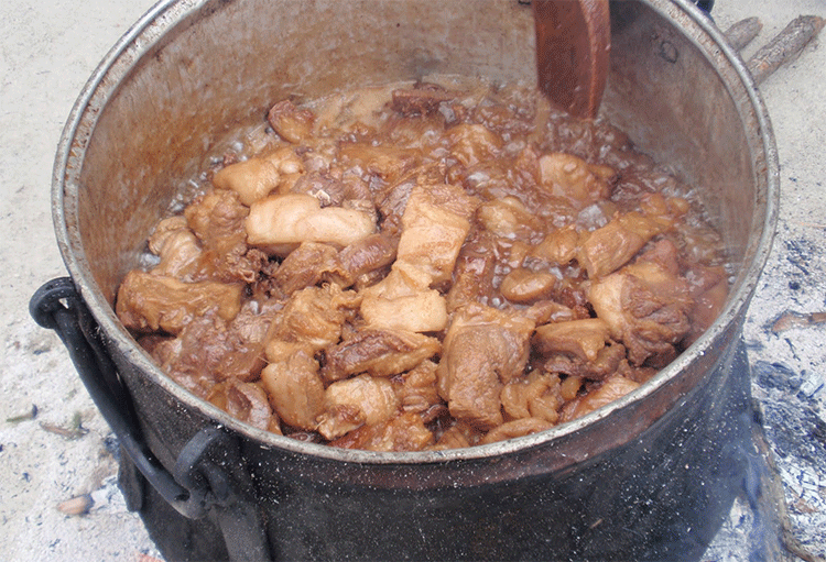 Συνάντηση με τσιγαρίδες και άλλα εδέσματα στην Θεόπετρα