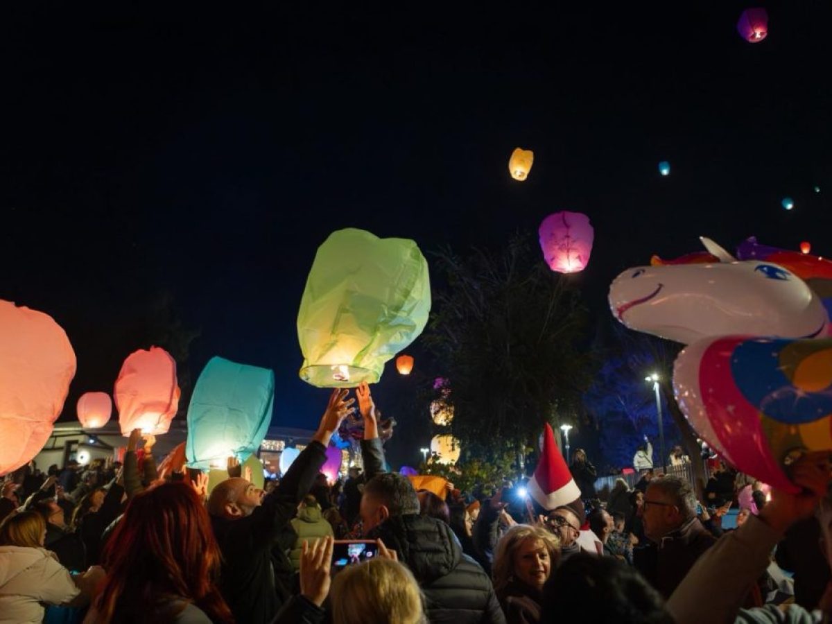 Συνεχίζονται οι εορταστικές εκδηλώσεις του Δήμου μας – Μαγική νύχτα με φαναράκια στον ουρανό