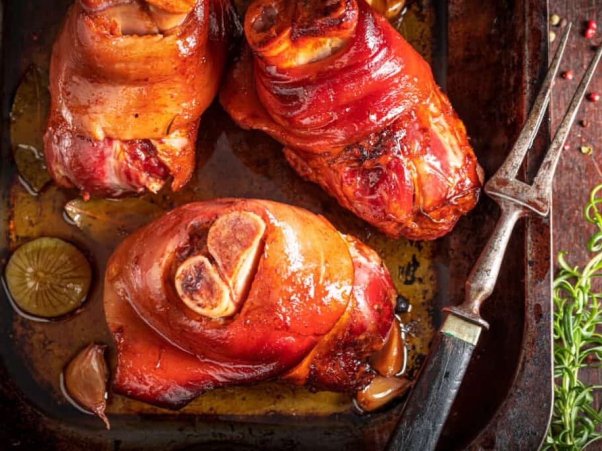 Συνταγή για χοιρινά κότσια στη γάστρα με σάλτσα λαχανικών