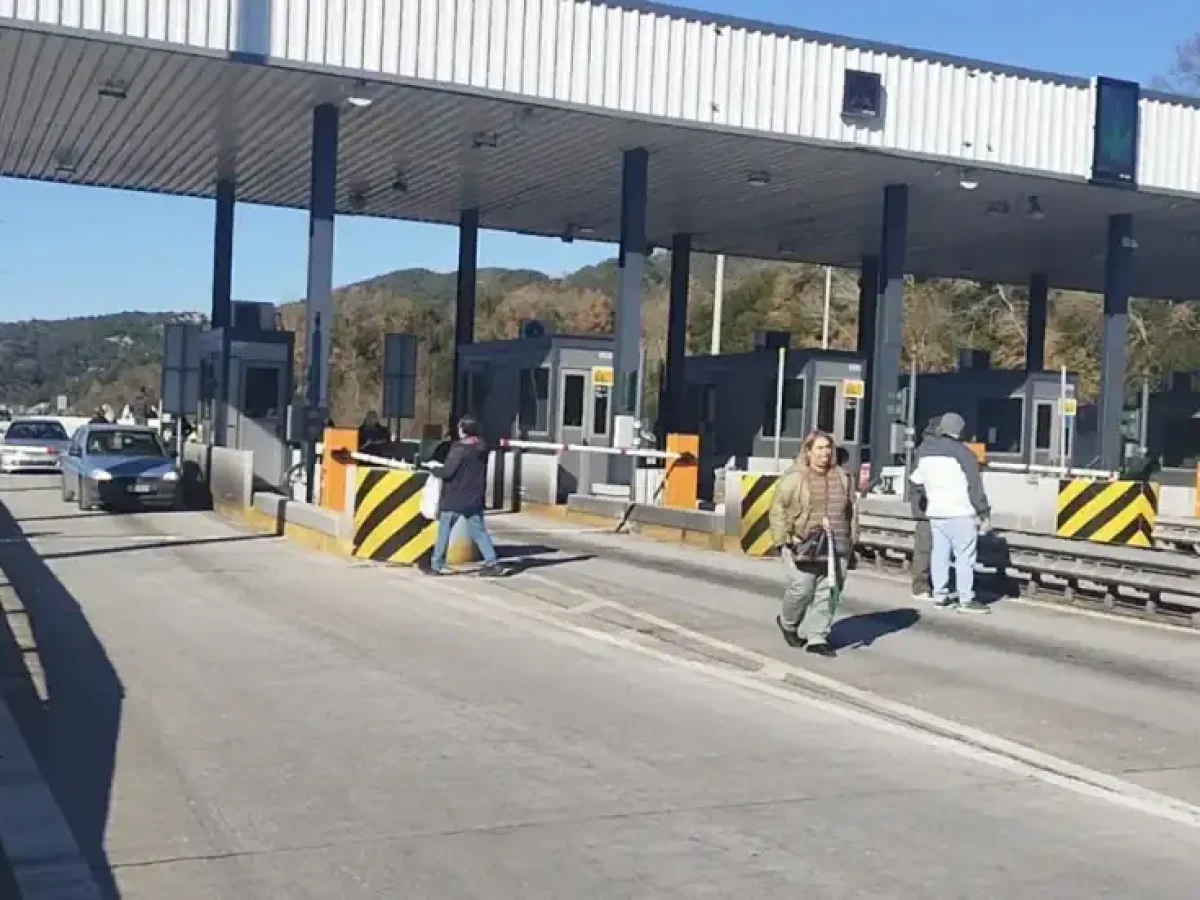 &Sigma;&Upsilon;&Rho;&Iota;&Zeta;&Alpha; &Iota;&omega;&alpha;&nu;&nu;ί&nu;&omega;&nu;: &Alpha;&lambda;&lambda;&eta;&lambda;&epsilon;&gamma;&gamma;ύ&eta; &sigma;&tau;&omicron;&upsilon;&sigmaf; &alpha;&gamma;&rho;ό&tau;&epsilon;&sigmaf; &kappa;&alpha;&iota; ό&chi;&iota; &sigma;&tau;&iota;&sigmaf; &delta;&iota;ώ&xi;&epsilon;&iota;&sigmaf; &gamma;&iota;&alpha; &tau;&iota;&sigmaf; &kappa;&iota;&nu;&eta;&tau;&omicron;&pi;&omicron;&iota;ή&sigma;&epsilon;&iota;&sigmaf;