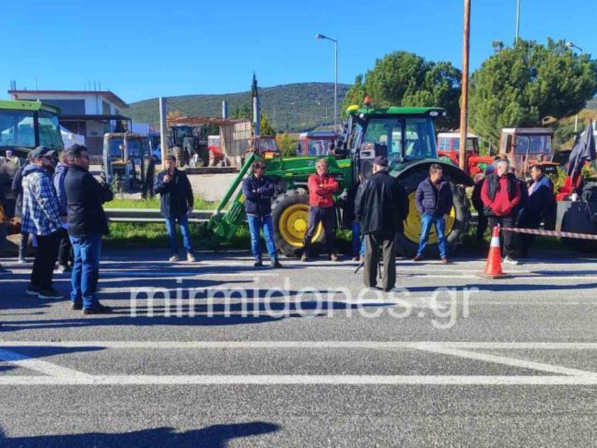 Σκληραίνουν τη στάση τους οι αγρότες στο μπλόκο του Δομοκού