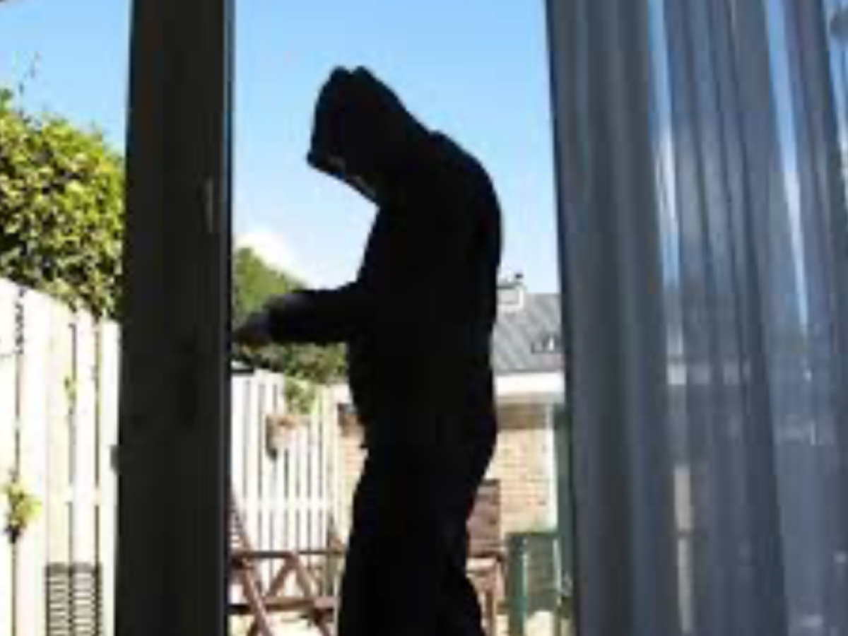 Σπείρα παραβίαζε μπαλκονόπορτες και έμπαινε σε σπίτια στη Δράμα- Μέλος της συνελήφθη στη Θεσσαλονίκη