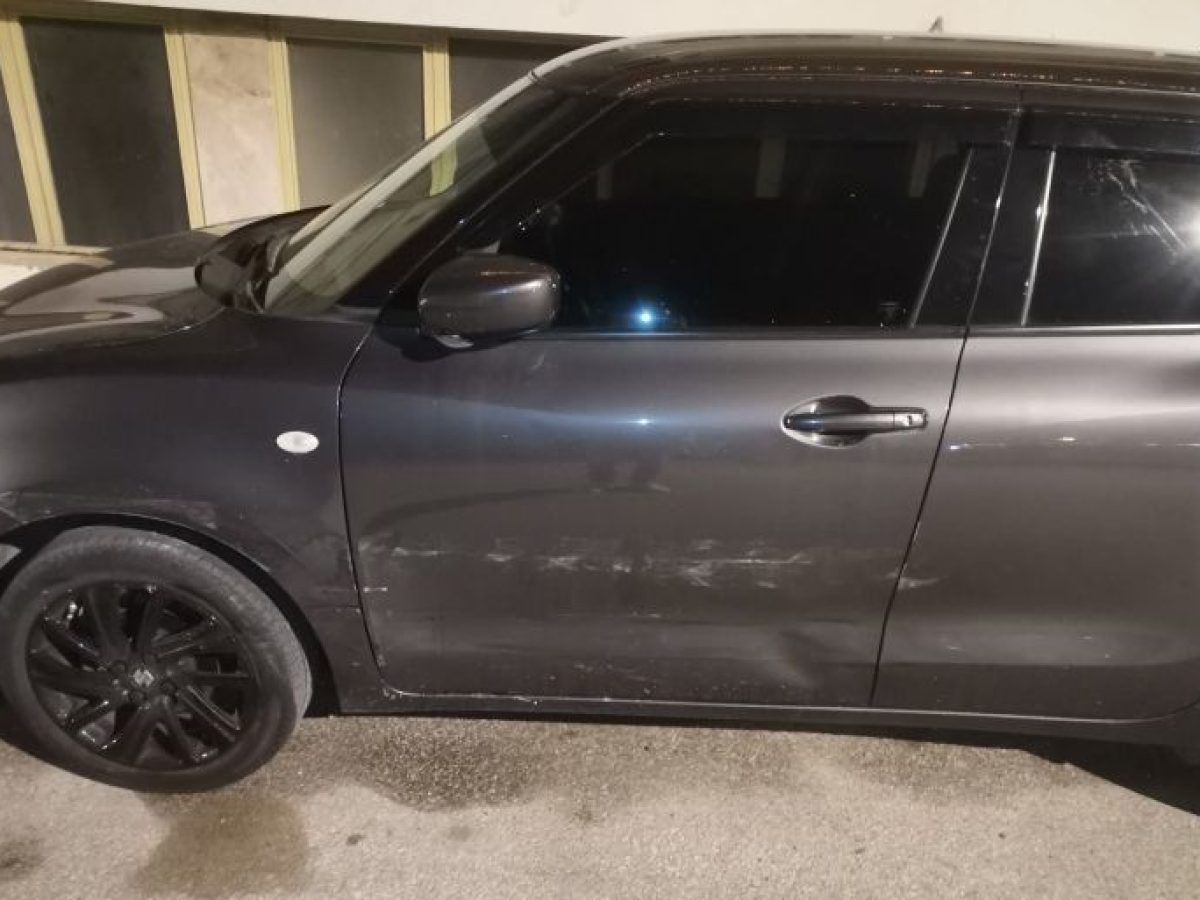 Σταθμευμένο όχημα χτυπήθηκε έξω από το Μαιευτήριο Τρικάλων
