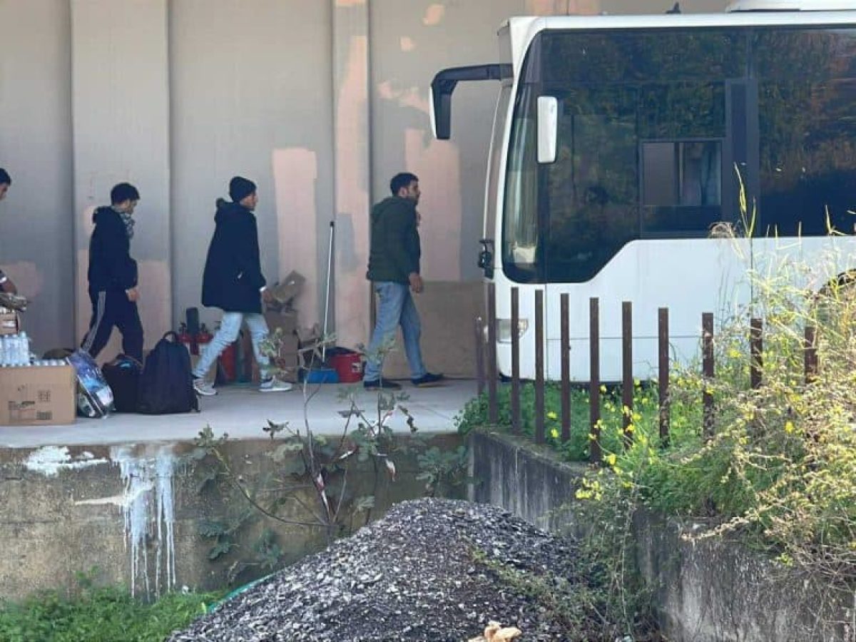 Στη Λέρο μεταφέρονται μετανάστες από το λιμάνι της Σούδας – Αποσυμφόρηση του εκθεσιακού κέντρου Αγιάς