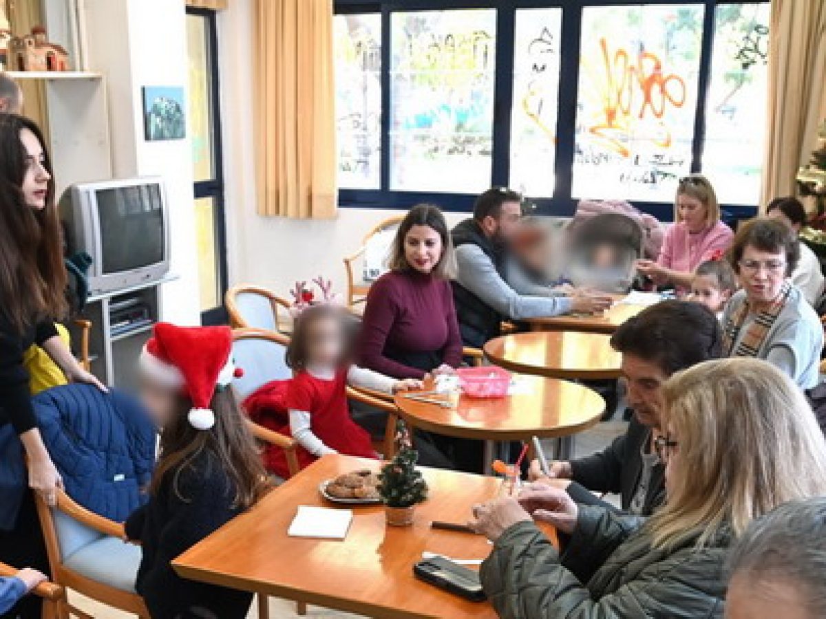 Στιγμές χαράς και γέλιου με τους μικρούς του 1ου Νηπιαγωγείου στο ΚΑΠΗ Μοσχάτου (εικόνες)