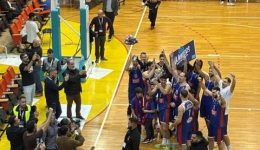 stin-korifi-tou-UNICEF-Trophy