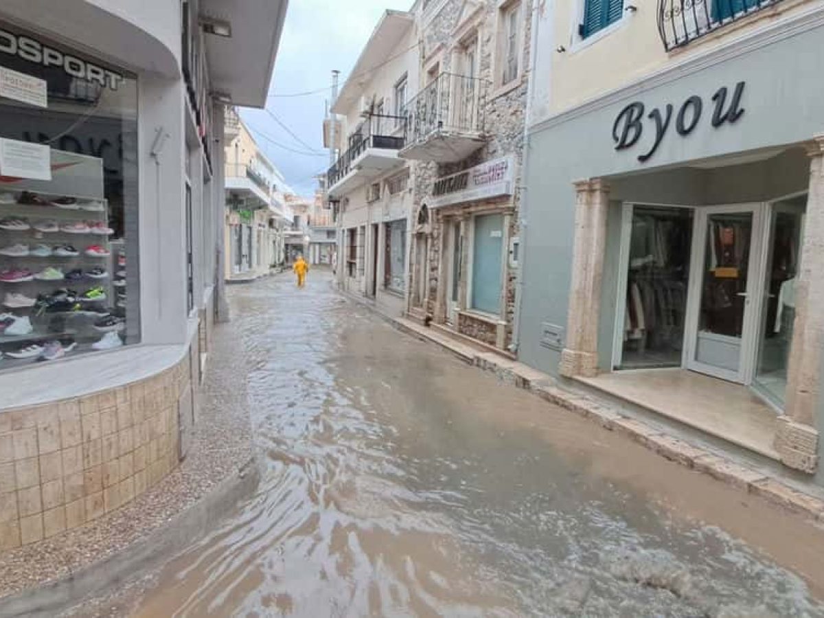 Στο ίδιο έργο θεατές: Σε ποτάμι μετατράπηκε ο εμπορικός δρόμος της Πόθιας από την πρωινή  βροχή (video)