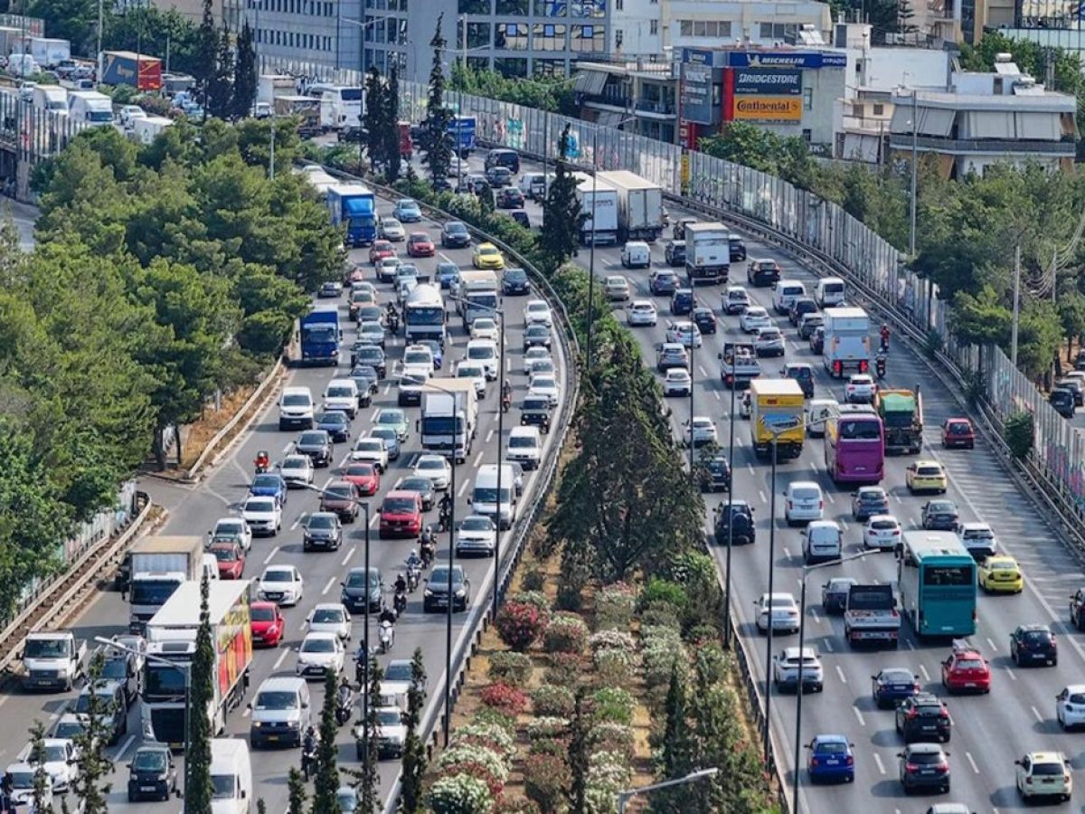 Στο «κόκκινο» η κίνηση στους δρόμους της Αθήνας λόγω εξόδου για τα Χριστούγεννα