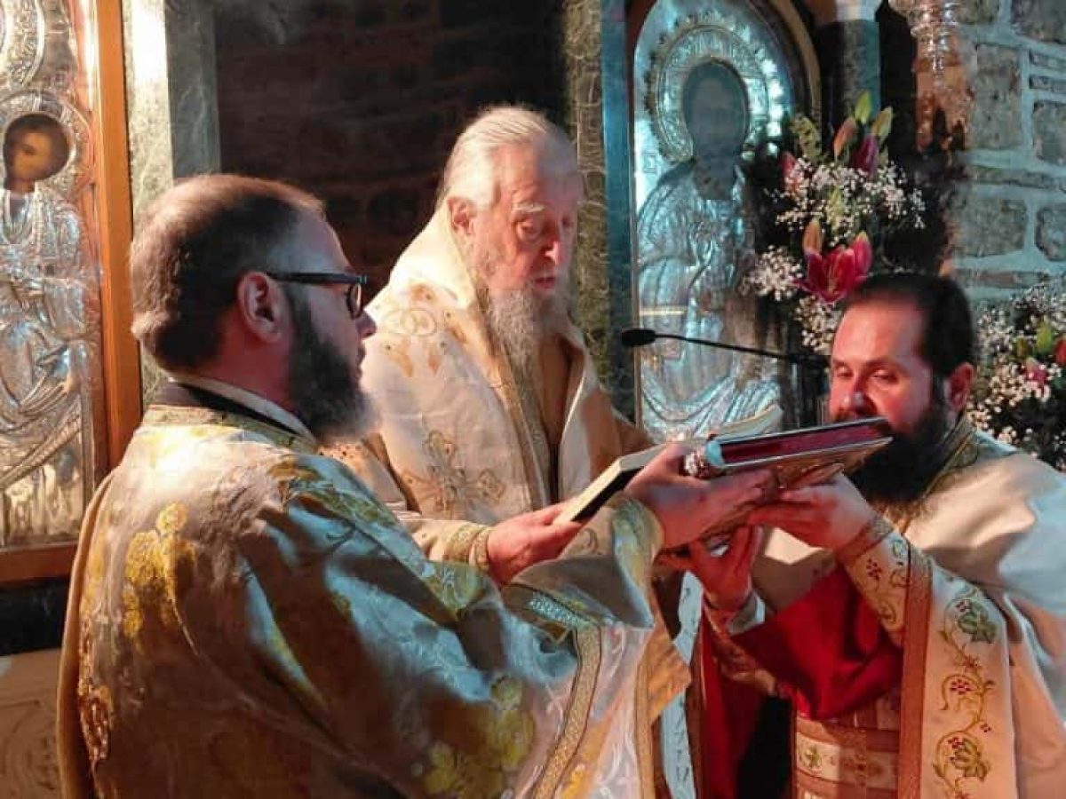 &Sigma;&tau;&omicron; &Mu;&omicron;&nu;&alpha;&sigma;&tau;ή&rho;&iota; &tau;&omicron;&upsilon; &Alpha;&gamma;ί&omicron;&upsilon; &Chi;&alpha;&rho;&alpha;&lambda;ά&mu;&pi;&omicron;&upsilon;&sigmaf; &Lambda;&epsilon;&upsilon;&kappa;ώ&nu; &omicron; &Mu;&eta;&tau;&rho;&omicron;&pi;&omicron;&lambda;ί&tau;&eta;&sigmaf; &kappa;. &Sigma;&epsilon;&rho;&alpha;&phi;&epsilon;ί&mu;