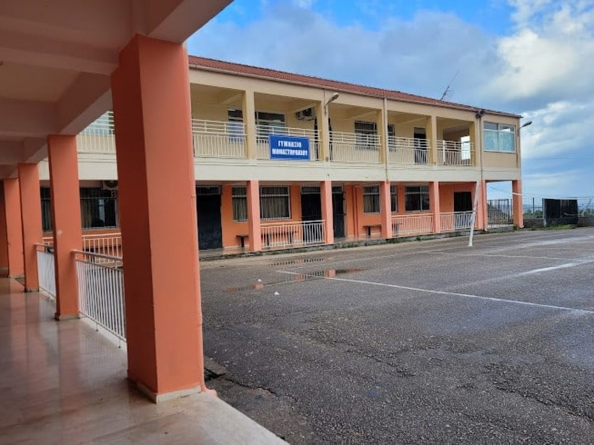 Στο πλευρό των μαθητών του Γυμνασίου Μοναστηρακίου ο Αρχιεπίσκοπος Αμερικής