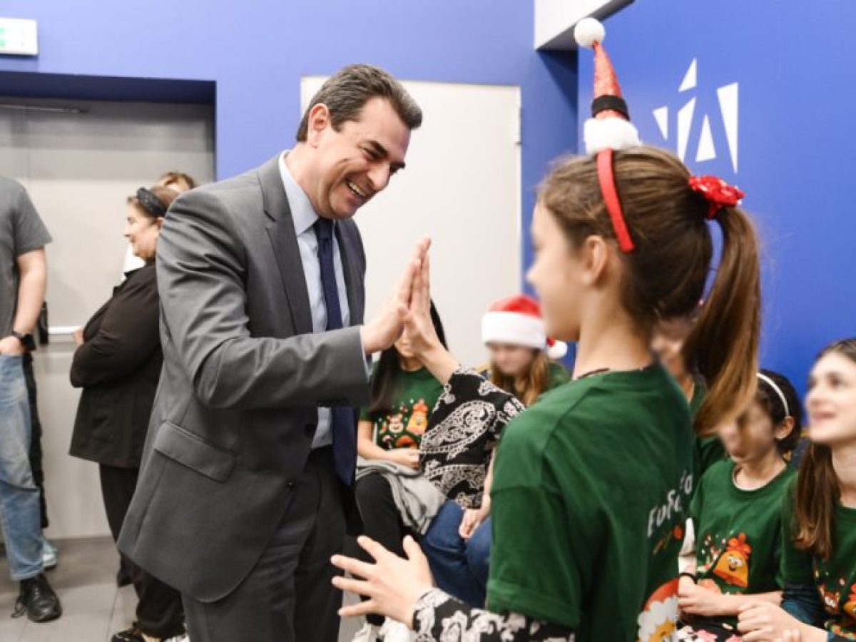 Τα Χριστουγεννιάτικα κάλαντα δέχτηκε ο Κώστας Σκρέκας στα κεντρικά γραφεία της Νέας Δημοκρατίας, από τα παιδιά του Χριστοδούλειου Ιδρύματος